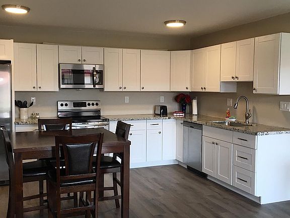 Beautiful new appliances! Dining for 4 people.