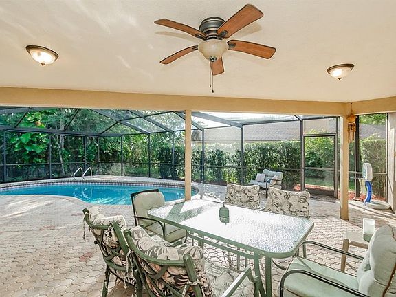 3rd image of 537 Waterford Cir W