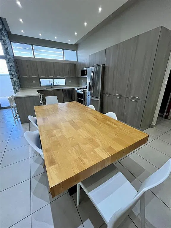 3 bed, 2.5 bath, 1900 sqft, $4,950 — Photo 2