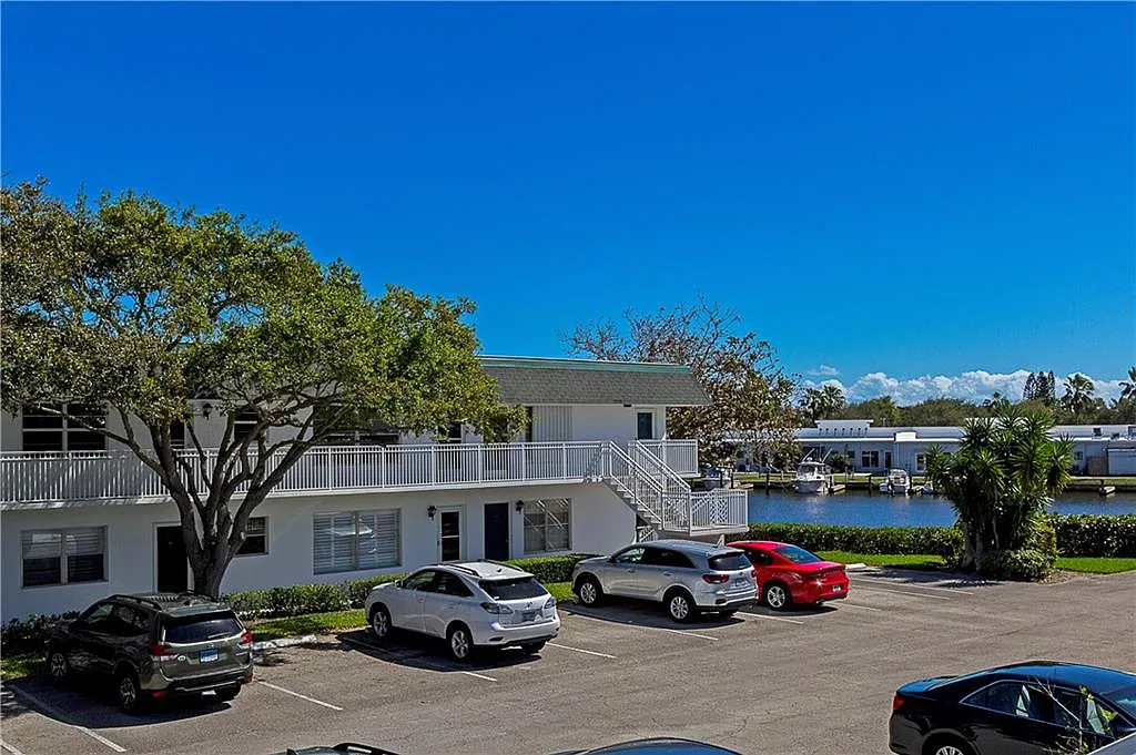 2 bed, 1000 sqft, $1,995 — Photo 2