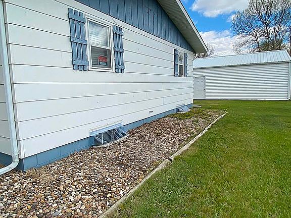 3rd image of 336 7th St NE