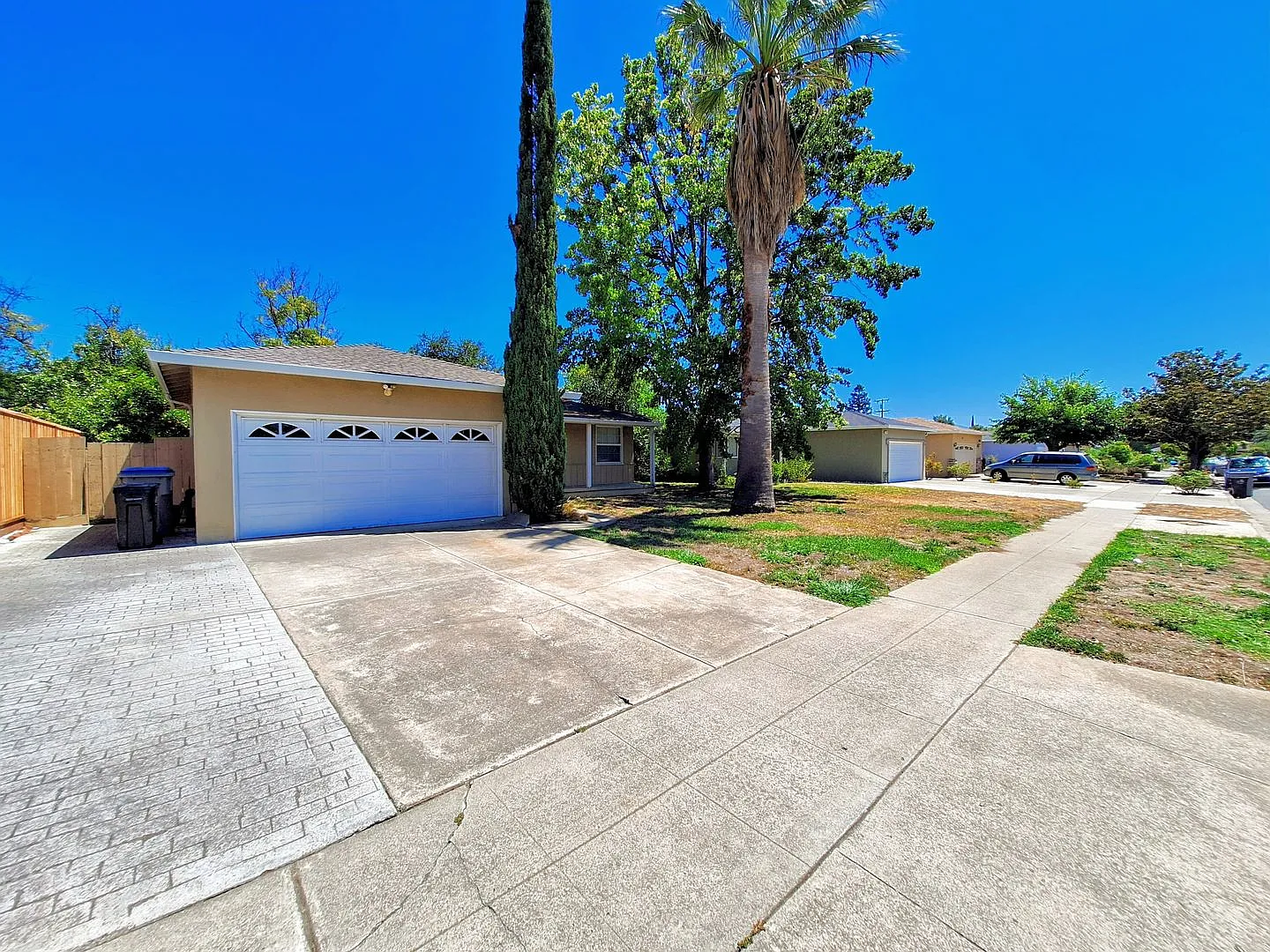 Charming 3bd Single Story House w/Attached Garage — Photo 2