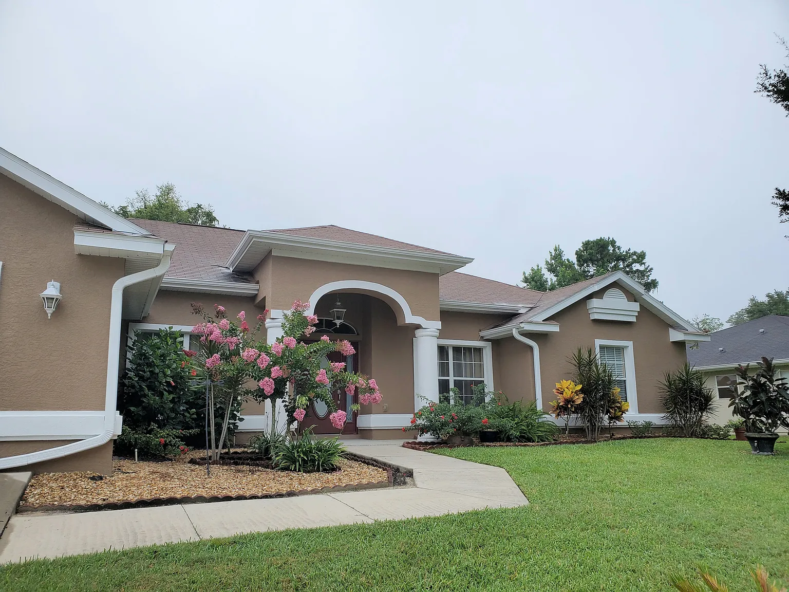 4 bed, 2460 sqft, $2,600 — Photo 2