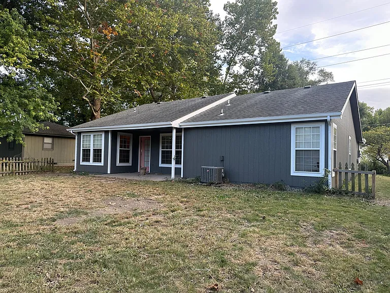 847 Locust St — Photo 23