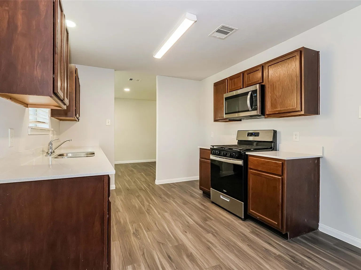 3 bed, 2.5 bath, 1645 sqft, $1,960 — Photo 4