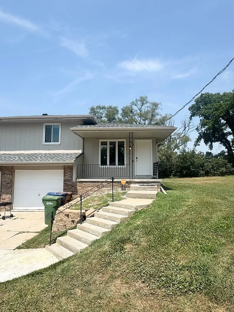 Spacious 3 Bedroom Available Now! — Photo 1