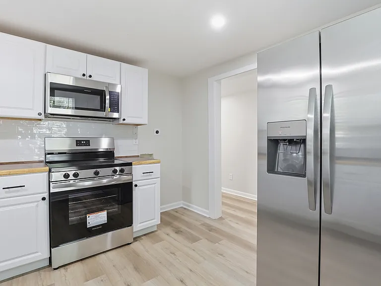 1009 W 52nd St — Photo 25
