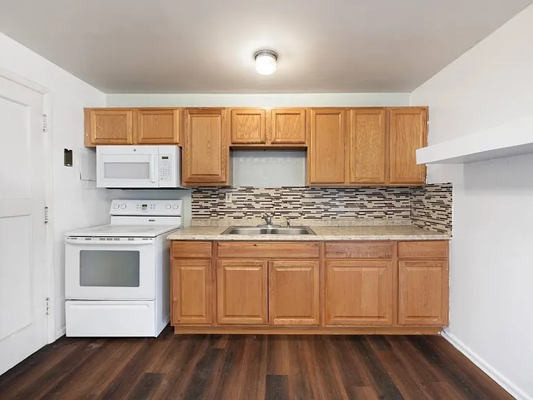 2405 W Columbia Ave — Photo 3