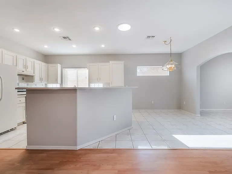 2571 Thatcher Ave — Photo 6
