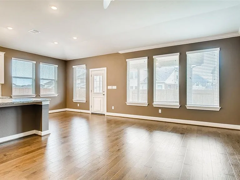817 Kenney Fort Xing — Photo 4
