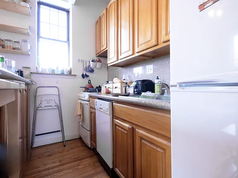 559 20th St #2R — Photo 4