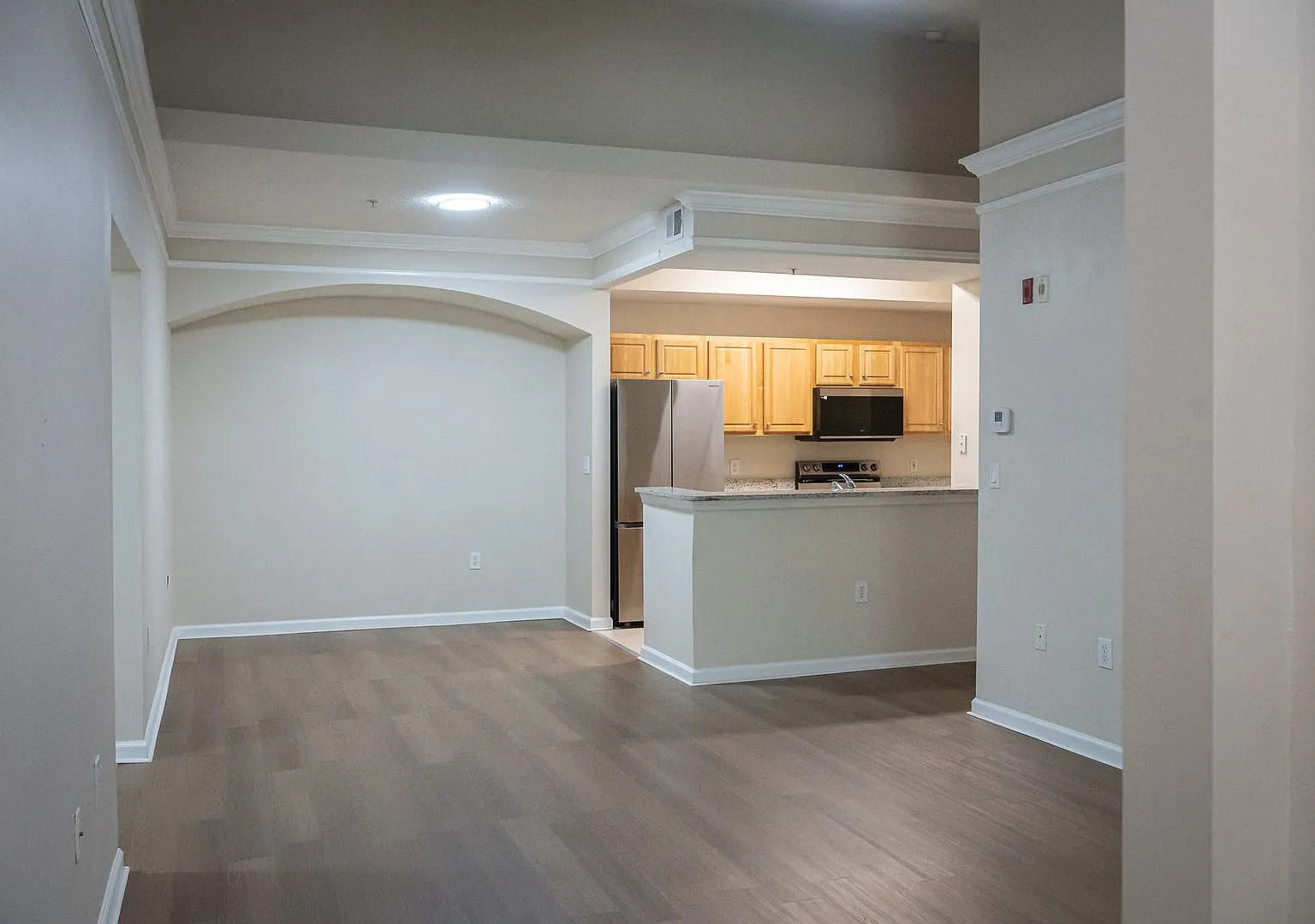 Available for Immediate Move in! Gorgeous 1 Bedroom Condo with Garage! — Photo 2