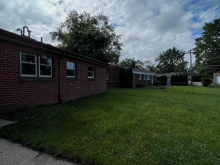 4832 Sidney St — Photo 15