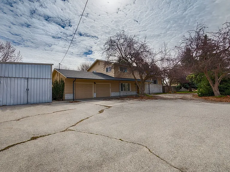 2960 S Apple St — Photo 4