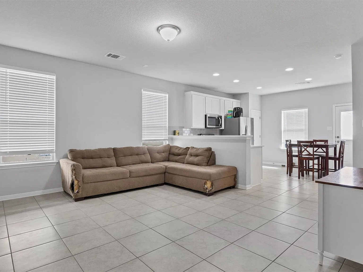 3 bed, 2.0 bath, 1243 sqft, $1,575 — Photo 4