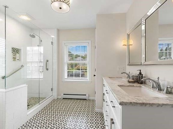 4th image of 11 Countryside Ln