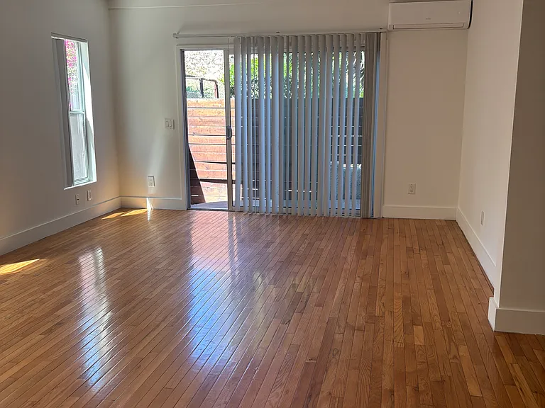2516 London St #2516 — Photo 1