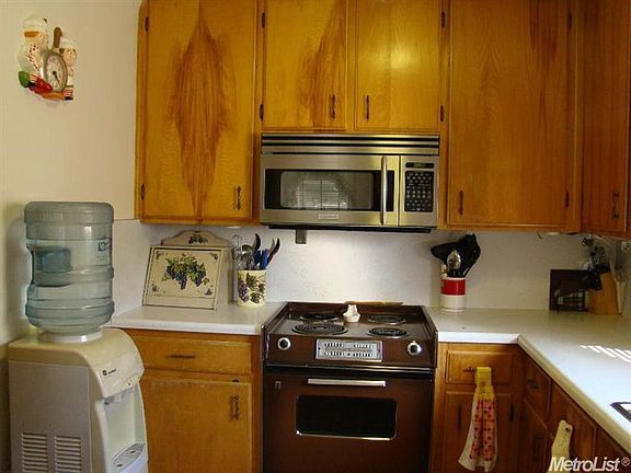 4th image of 250 N Oak Ave