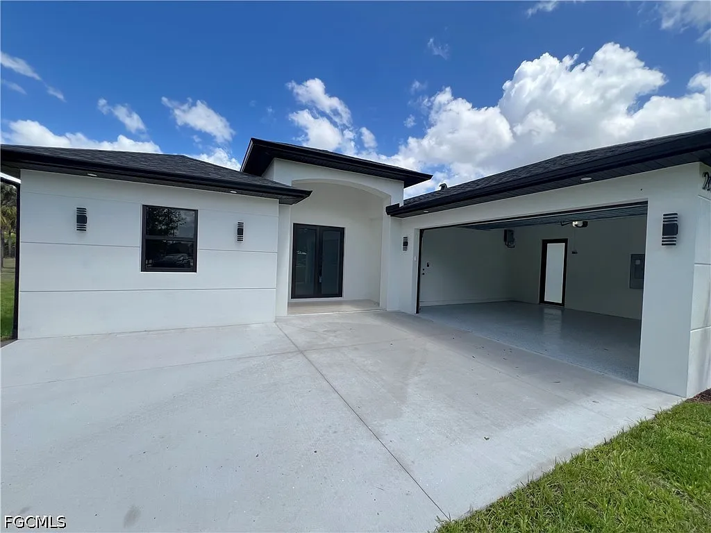 3 bed, 2.0 bath, 1733 sqft, $2,999 — Photo 2