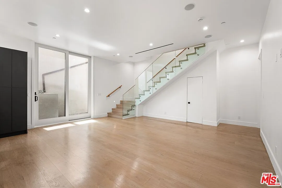 3 bed, 3.0 bath, $8,499 — Photo 4