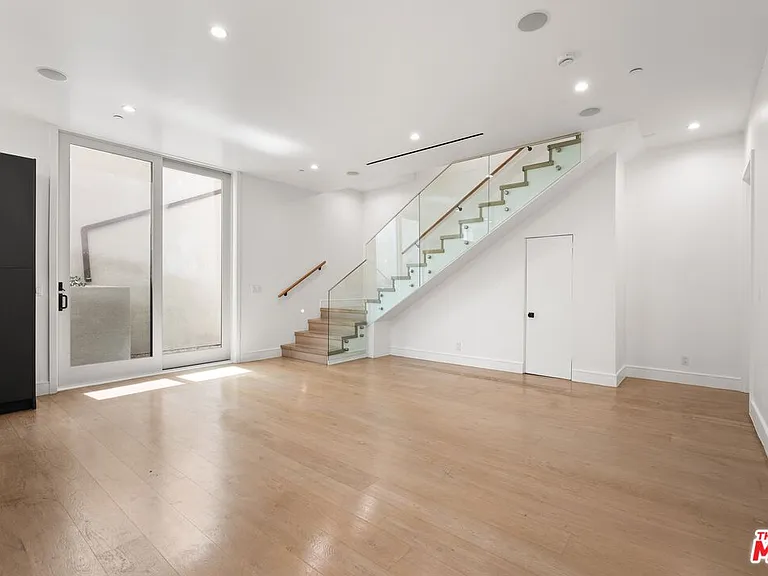 730 Indiana Ave — Photo 4