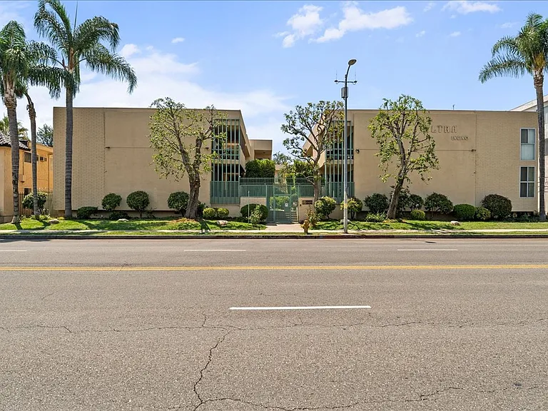17424 Burbank Blvd #205 — Photo 18