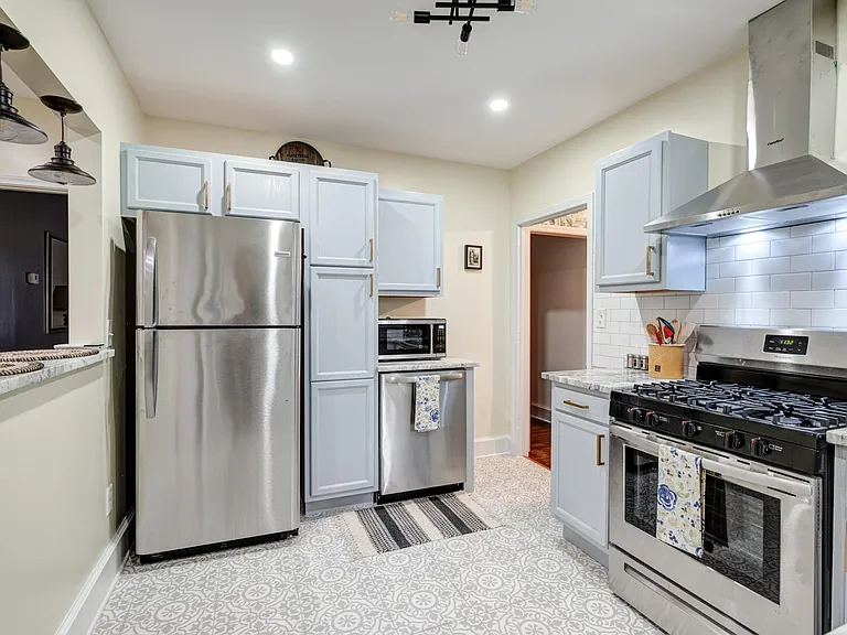 2518 Lester St — Photo 4