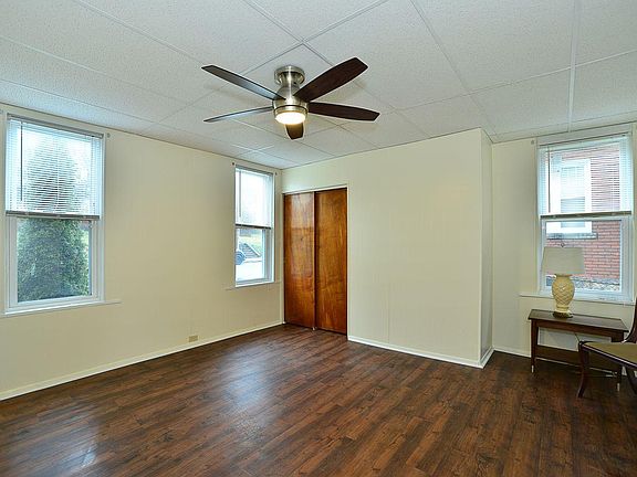 Front bedroom, ceiling fan, lots of windows