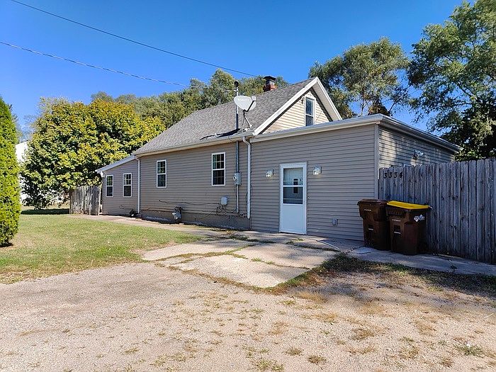 1st image of 3334 Gladstone Ave