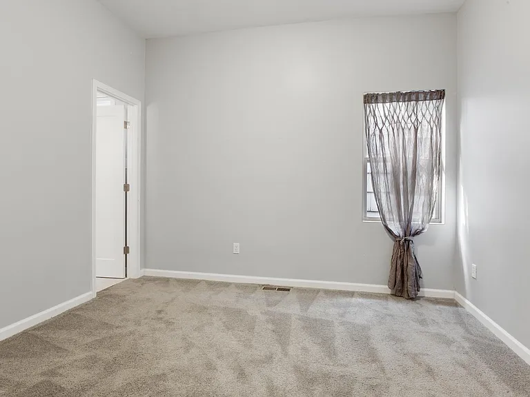 2032 Jefferson St — Photo 11
