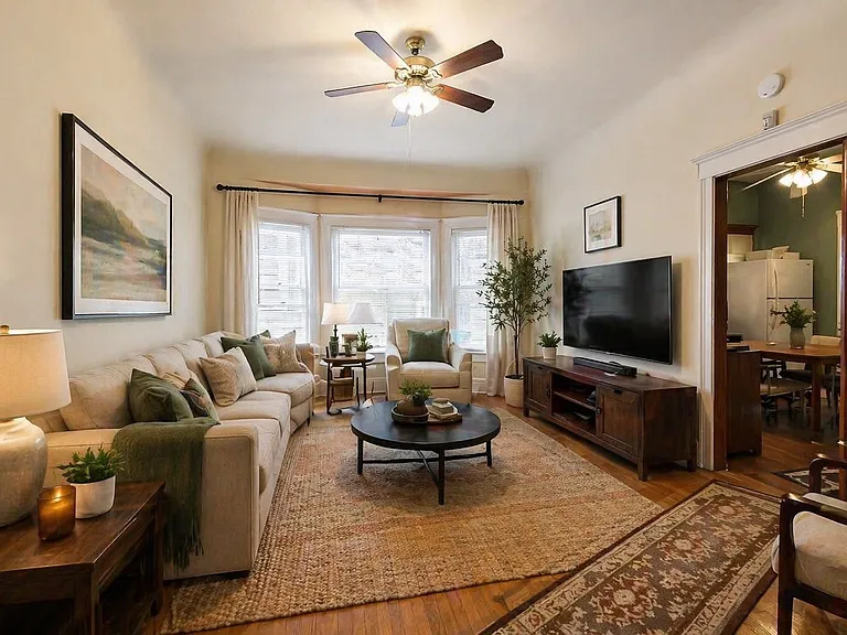 2713 S La Salle Ave — Photo 2