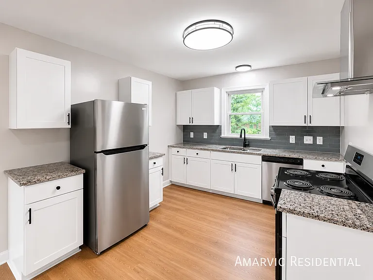 807 Cameron Dr — Photo 3