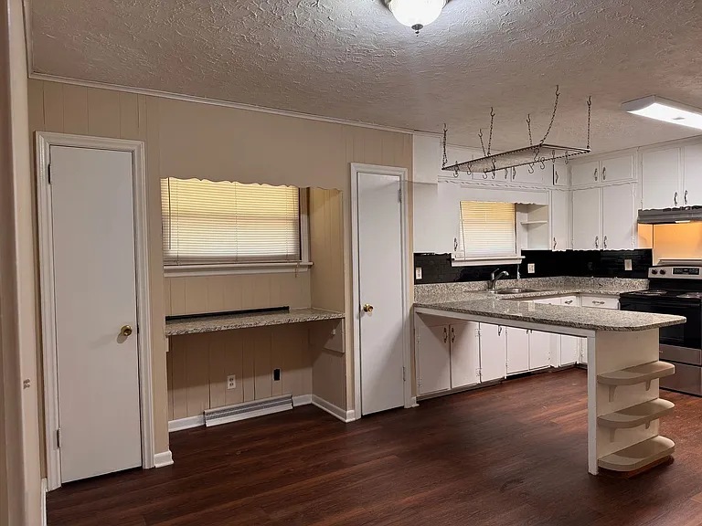 453 Foster St — Photo 9