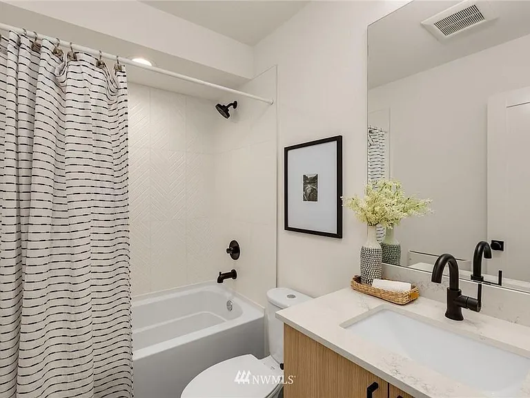 8'1" x 5'0" Full Size Bathroom.