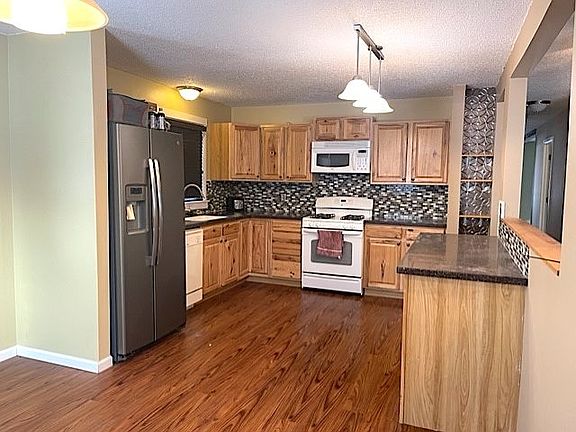 3rd image of 2735 W Medicine Lake Dr