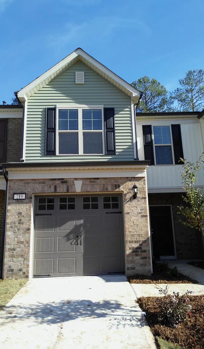 3 bed, 2.5 bath, 1560 sqft, $1,950 — Photo 1