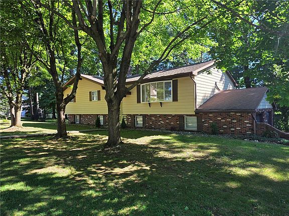 3rd image of 528 Rosewood Dr