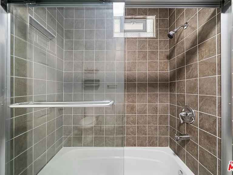 1543 W 23rd St — Photo 14