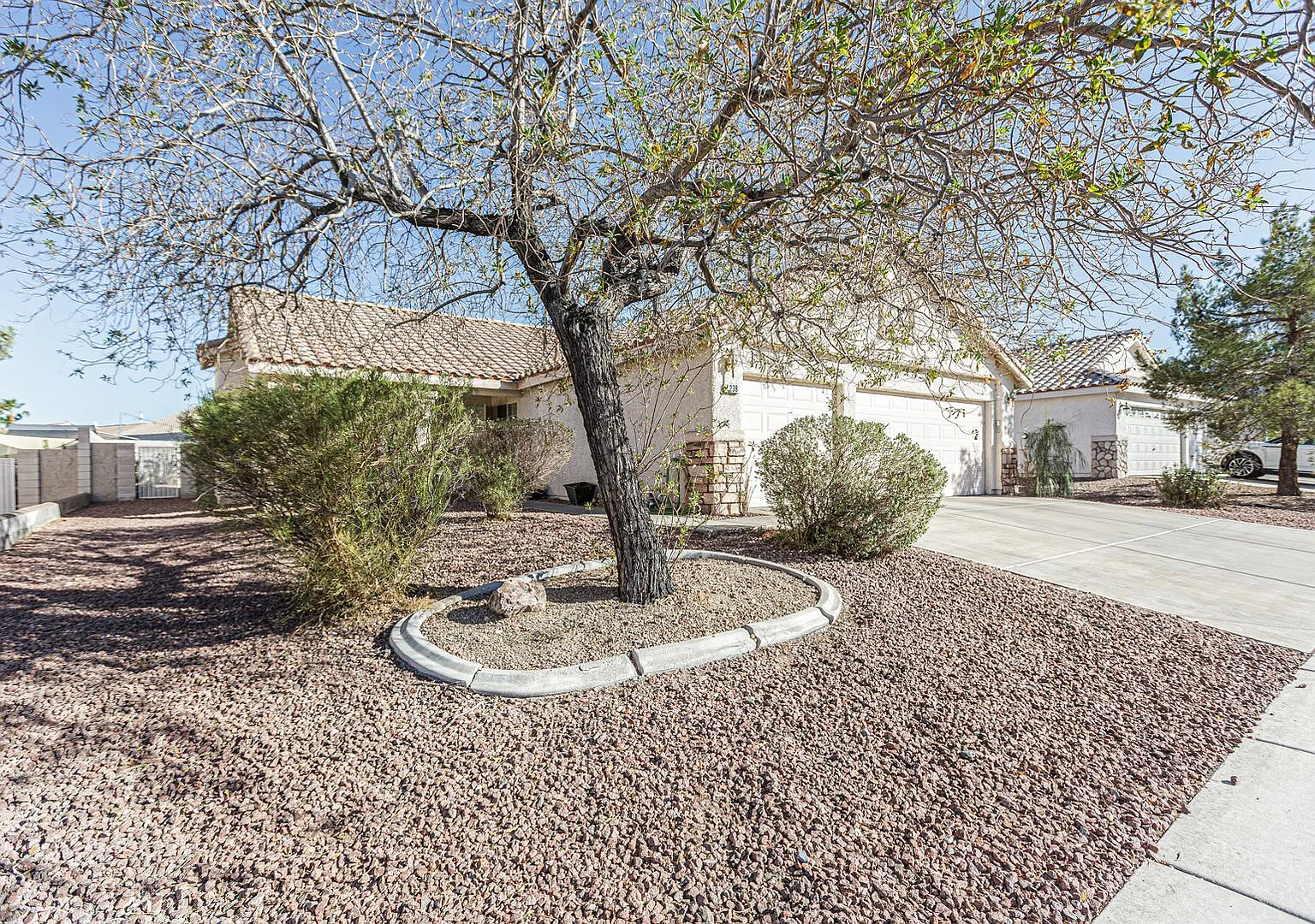 1 Story home in Henderson — Photo 2
