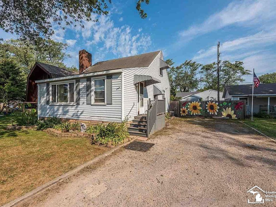 1st image of 3011 1st St