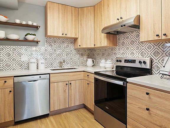 4th image of 32 Peter Coutts Cir