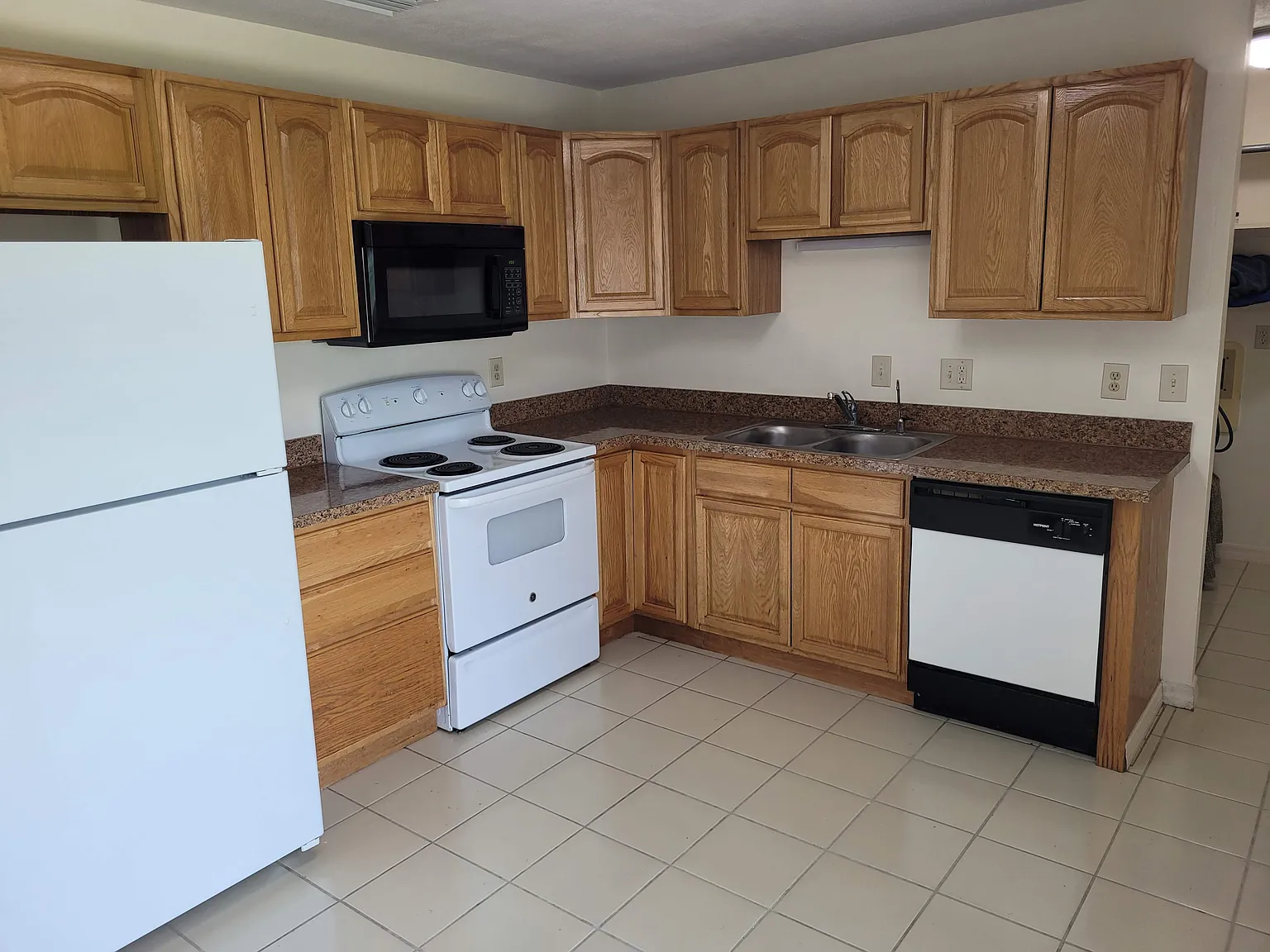 3 bed, 988 sqft, $1,750 — Photo 2