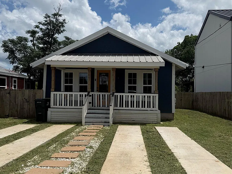 1207 Pine St — Photo 1