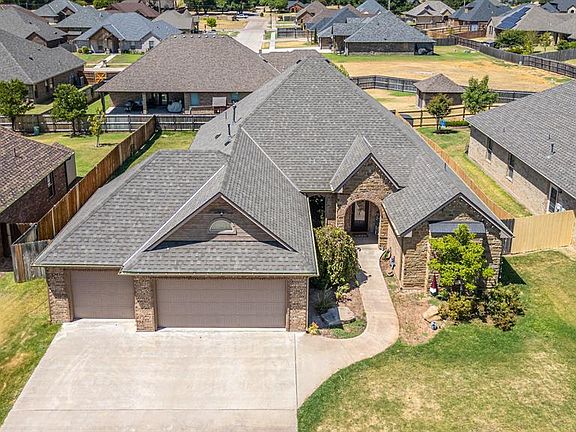 3rd image of 612 NW Brookehaven Ptwy