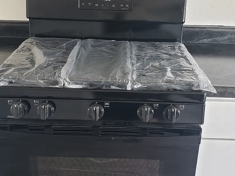 GE Gas stove
Has 4 gas burners and one flat skillet