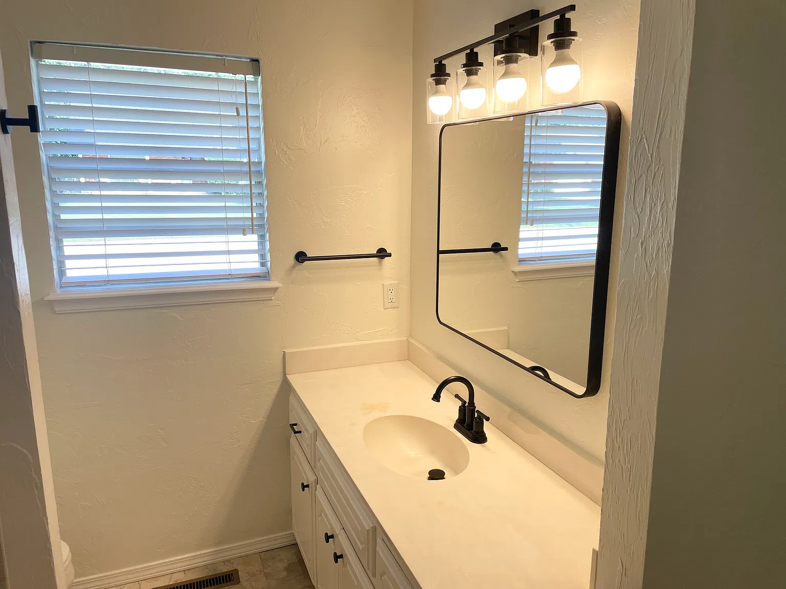 5 bed, 2.5 bath, 2155 sqft, $3,500 — Photo 3
