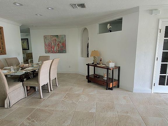 4th image of 1570 Villa Ct
