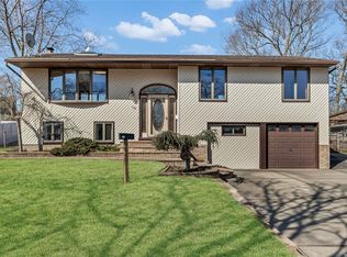 16 Abbey Dr, Commack, NY 11725