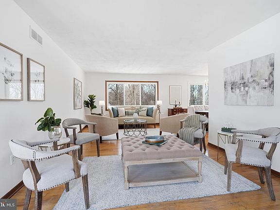 5th image of 216 Bruce Rd