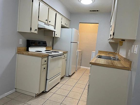 4th image of 2210 SW 70th Ter